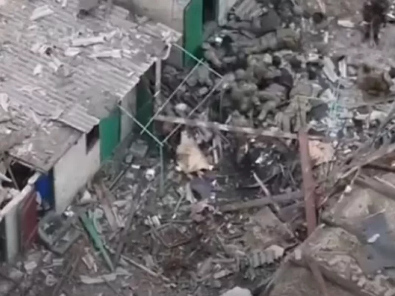 Drone κατέγραψε την ομάδα Wagner να επιχειρεί σε πόλη που έχει ισοπεδωθεί από τους Ρώσους στην Ουκρανία