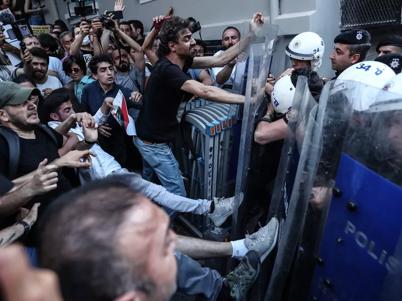 Συγκρούσεις διαδηλωτών με αστυνομικές δυνάμεις στην Τουρκία