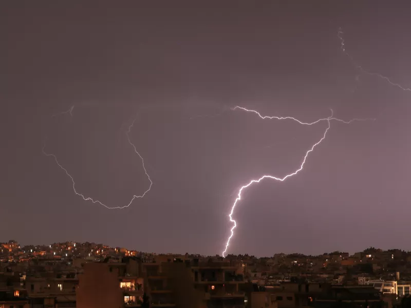 Κεραυνοί και καταιγίδες στην Αττική- Πώς θα εξελιχθεί η κακοκαιρία