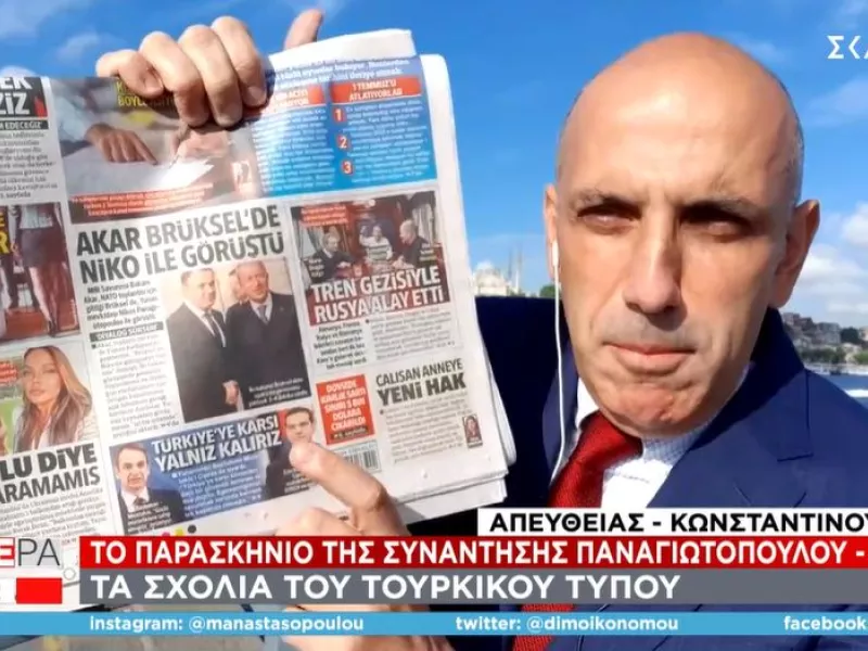 Ο Μανώλης Κωστίδης δείχνει τα πρωτοσέλιδα των τουρκικών εφημερίδων 