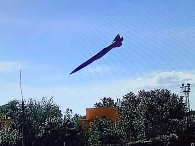 Κίεβο: Φωτογραφία σοκ με τον ρωσικό πύραυλο πριν χτυπήσει το εμπορικό κέντρο στο Κρεμεντσούκ 
