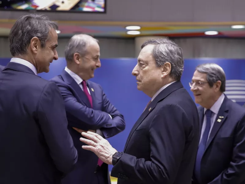 Ο Κυριάκος Μητσοτάκης μιλά με τον Μάριο Ντράγκι.