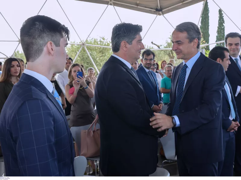 Ο πρωθυπουργός με τον σύζυγο της Φώφης Γεννηματά Ανδρέα Τσούνη και τον γιο της
