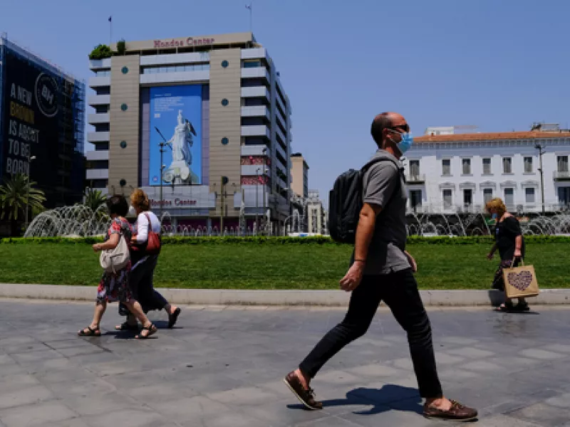 Άνθρωποι με μάσκες στην Ομόνοια 