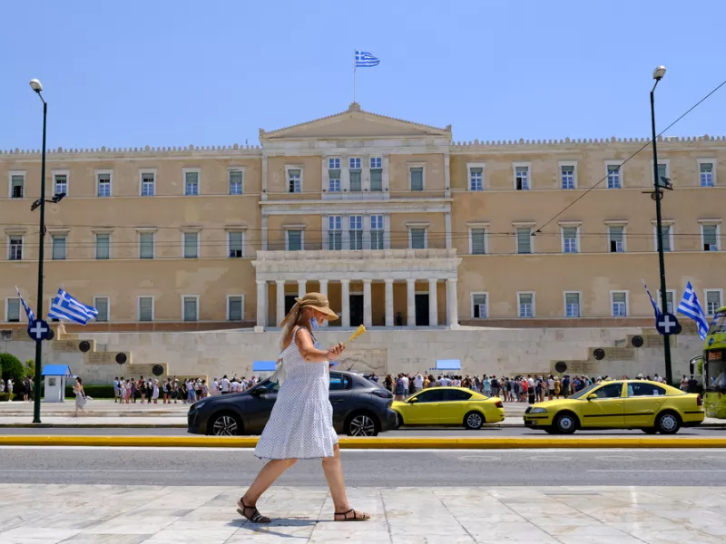 Γυναίκα με μάσκα μπροστά από τη Βουλή