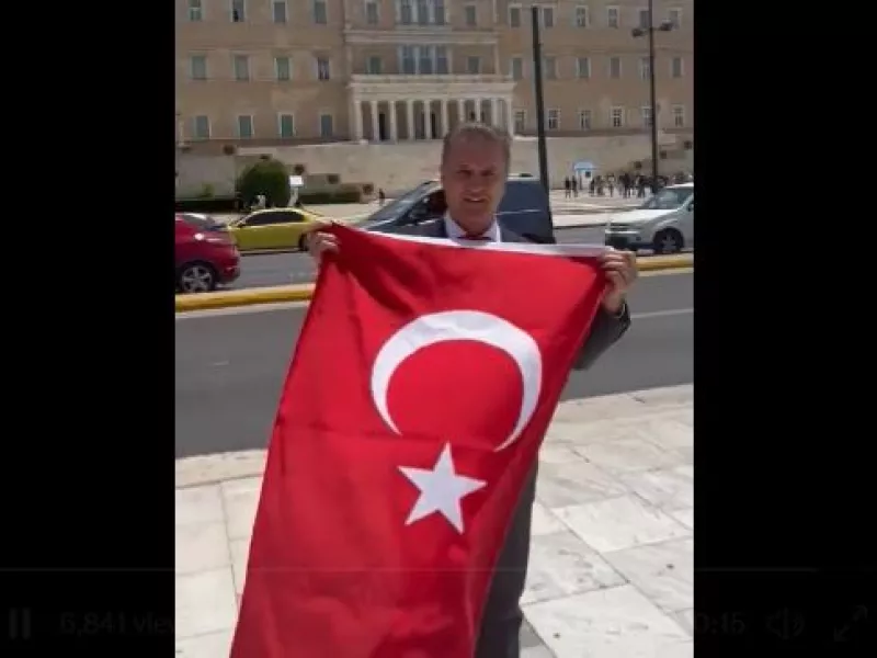 Τούρκος πολιτικός με σημαία μπροστά στη Βουλή