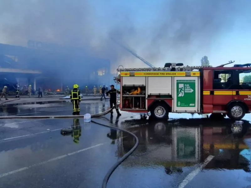 Ρωσικοί πύραυλοι έπληξαν εμπορικό κέντρο στο Κρεμεντσούκ με τουλάχιστον 1.000 άτομα 