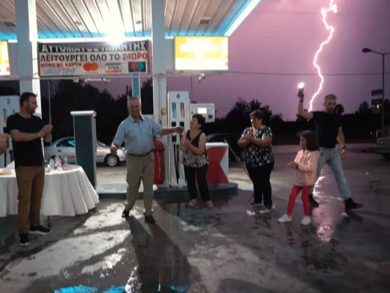 Τρίκαλα: Χόρευε στο γάμο του γιου του κι έπεσε κεραυνός 