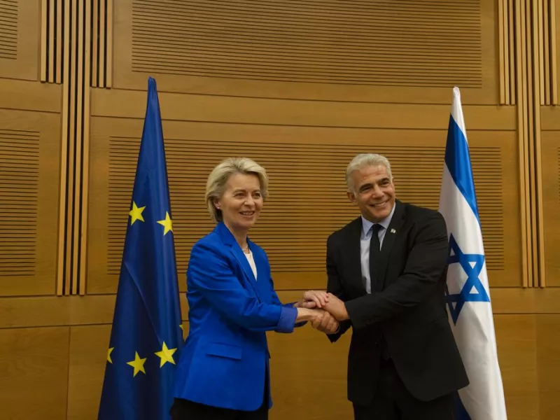 Η πρόεδρος της Κομισιόν με τον υπουργό Εξωτερικών του Ισραήλ.