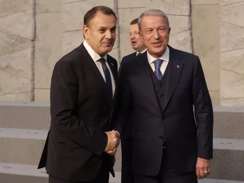 Η χειραψία των υπουργών Άμυνας Ελλάδας - Τουρκίας.