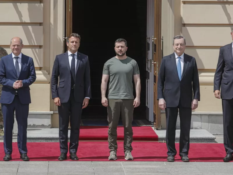 O Όλαφ Σολτς, ο Εμανουέλ Μακρόν, ο Βολοντίμιρ Ζελένσκι, ο Μάριο Ντράγκι και ο Κλάους Γιοχάνις 