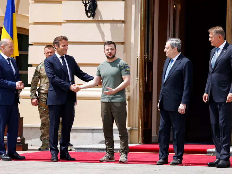 Ο Βολοντίμιρ Ζελένσκι με τους Ευρωπαίους ηγέτες στο Κίεβο