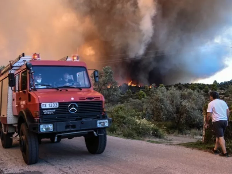 Φωτιά στα Μέγαρα: Οι αστυνομικοί πόρτα- πόρτα για να απομακρύνουν τον κόσμο