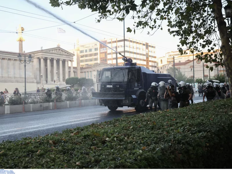 Επεισόδια στο Σύνταγμα: Δίωξη για πλημμέλημα άσκησε ο Εισαγγελέας στους 4 συλληφθέντες 