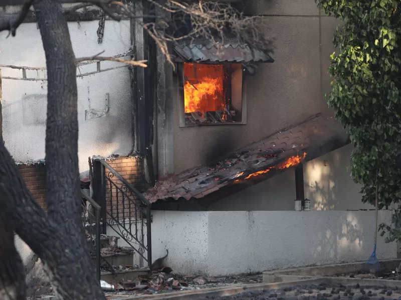 Φωτιά στα Μέγαρα: Τουλάχιστον 2 σπίτιαν κάηκαν - Έσπασε το μέτωπο στη Λούμπα