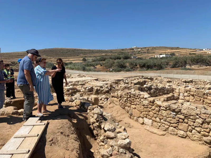 ΥΠΠΟΑ: Αυτοψία Μενδώνη σε μνημεία των Δυτικών Κυκλάδων και προγραμματισμός νέων έργων