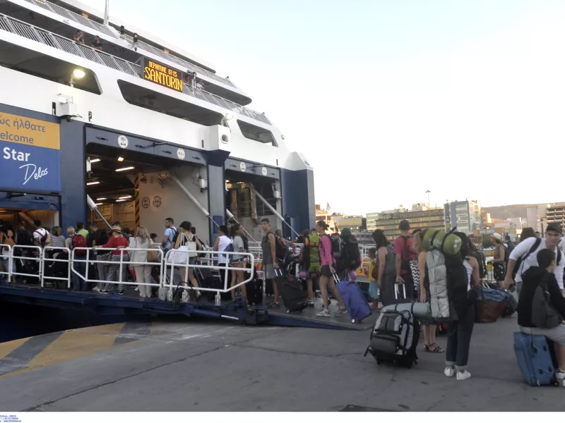 Κόσμος στο λιμάνι του Πειραιά