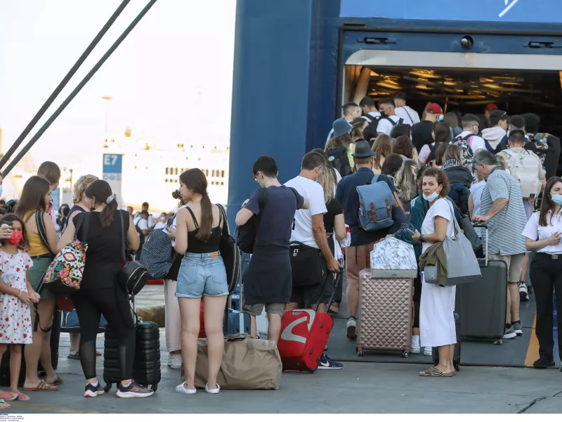 Ταξιδιώτες προς τα νησιά στο λιμάνι του Πειραιά
