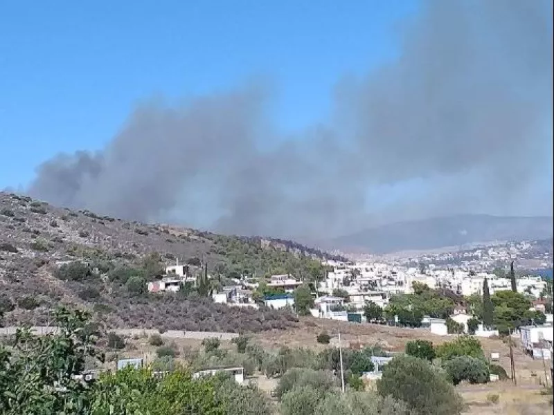 Φωτιά στην Σαλαμίνα: Σε Θέατρο και Μύλους μαίνεται το πύρινο μέτωπο