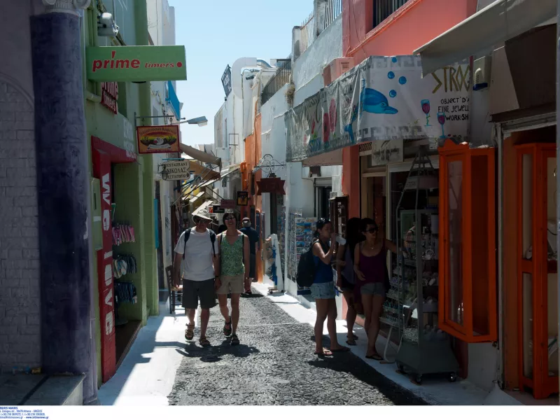 Τουρίστες στη Σαντορίνη