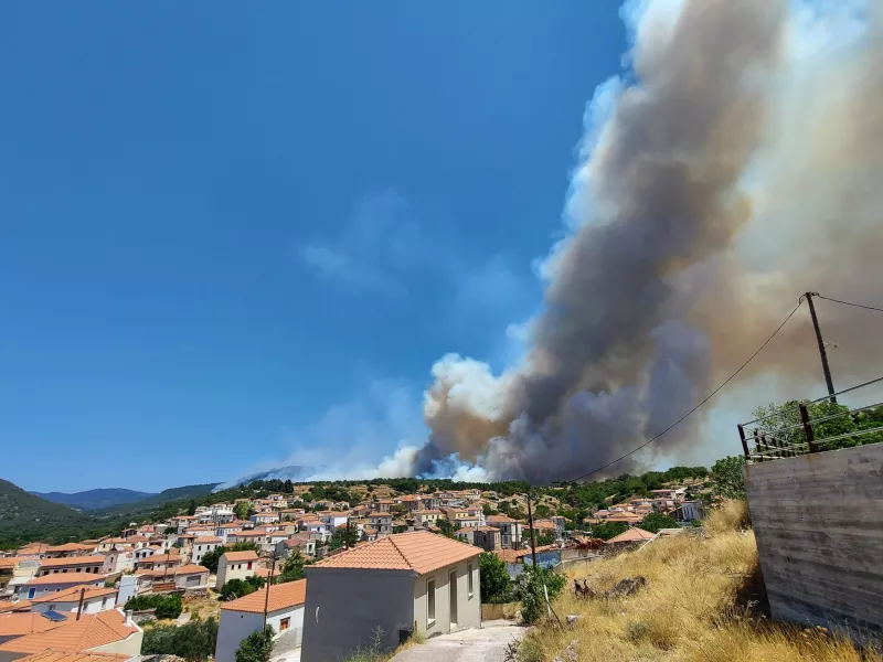Περιφερειάρχης Βορείου Αιγαίου για Βρίσα: Η φωτιά φτάνει σε στρατόπεδο- σπίτια