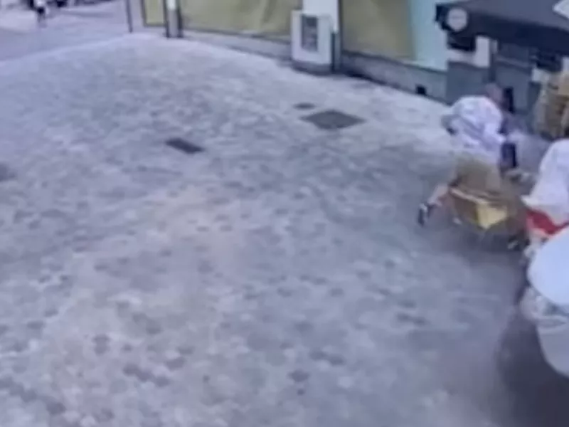 Βρυξέλλες: Η στιγμή που πέφτει το βαν πάνω στους ανθρώπους - Συνελήφθη ο οδηγός