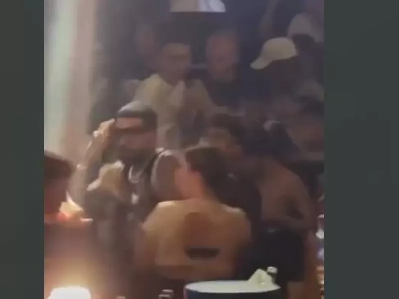 Ο Σνικ παίζει ξύλο σε live του