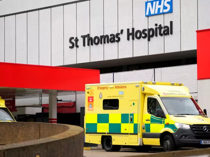 Βρετανία: Τα πληρώματα ασθενοφόρων εξήγγειλαν νέες απεργίες τον Ιανουάριο