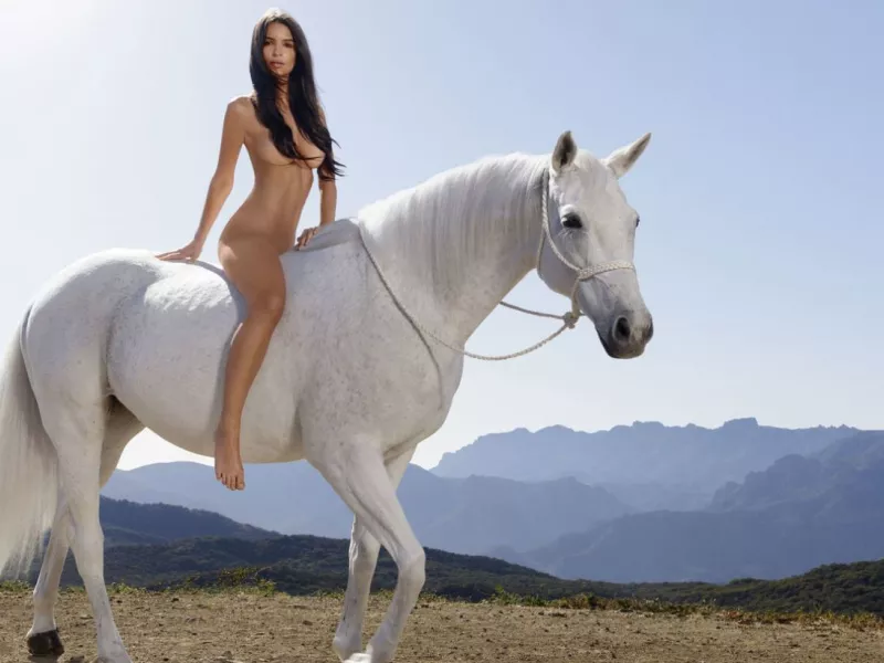 Η Emily Ratajkowski φιλιέται παθιασμένα 