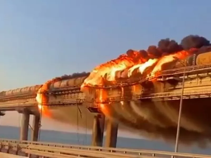 Ισχυρή έκρηξη στη γέφυρα που συνδέει τη Ρωσία με την Κριμαία - Δείτε βίντεο - Φωτό 