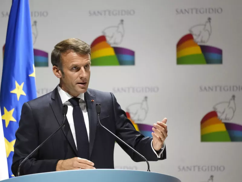 Μακρόν: Άνανδρες οι ρωσικές επιθέσεις, θα βοηθήσουμε τους Ουκρανούς να αντισταθούν 
