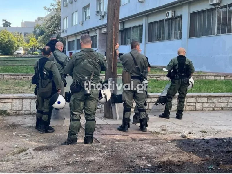 Επίθεση με μολότοφ σε διμοιρία ΜΑΤ στο ΑΠΘ