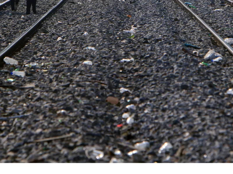 Ελευσίνα: Συνελήφθη να κάνει πλιάτσικο στις σιδηροδρομικές γραμμές