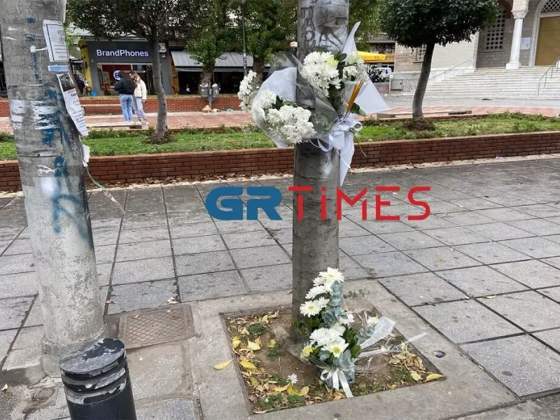 Θεσσαλονίκη: Λευκά λουλούδια στο σημείο που παρασύρθηκε η 21χρονη
