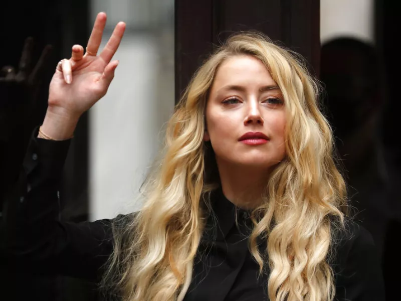 Στο πλευρό της Amber Heard η Γκλόρια Στάινεμ