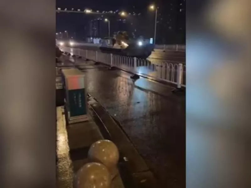 Τανκς σε πόλεις της Κίνας