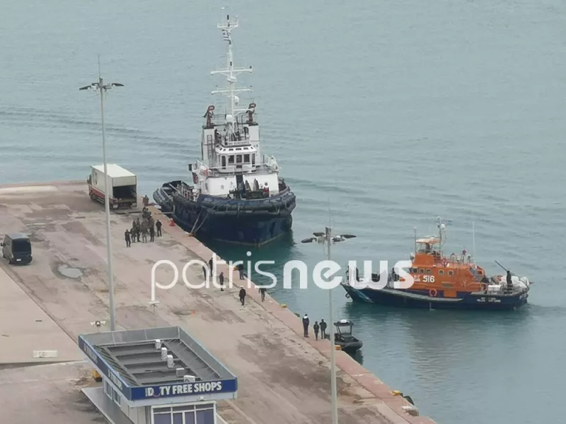 Τα συντρίμμια του Φάντομ μεταφέρονται στο λιμάνι του Κατακόλου