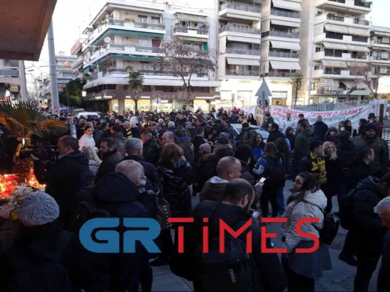 Χιλιάδες άτομα στη «Χαριλάου» για τον Άλκη Καμπανό