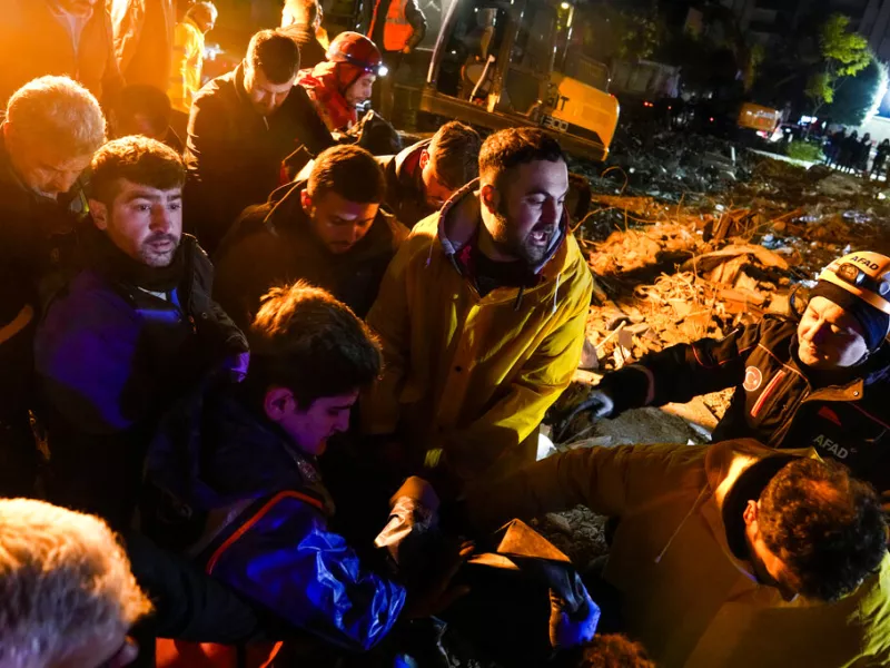 Σεισμοί σε Τουρκία και Συρία: Πάνω από 2.600 νεκροί και 11.000 τραυματίες