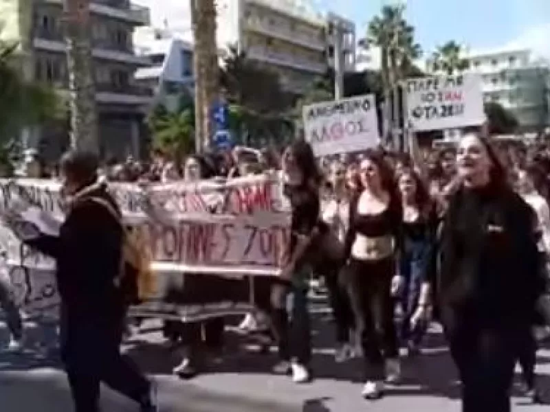 Μυτιλήνη: Συγκέντρωση και πορεία στους κεντρικούς δρόμους της πόλης με αφορμή το δυστύχημα στα Τέμπη