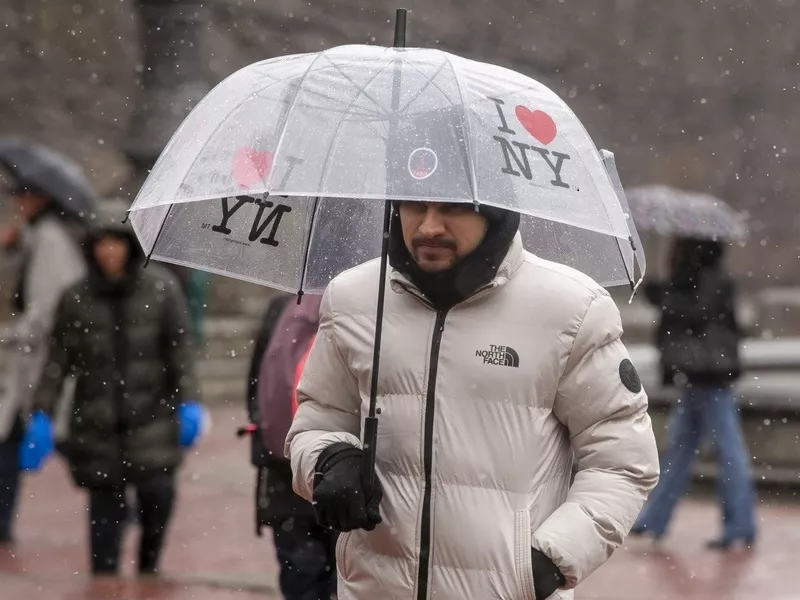 Αρκετές εκατοντάδες πτήσεις έχουν καθυστερήσεις ή ακυρώθηκαν, διαταραχές που αφορούσαν κυρίως το αεροδρόμιο Λα Γκουάρντια της Νέας Υόρκης