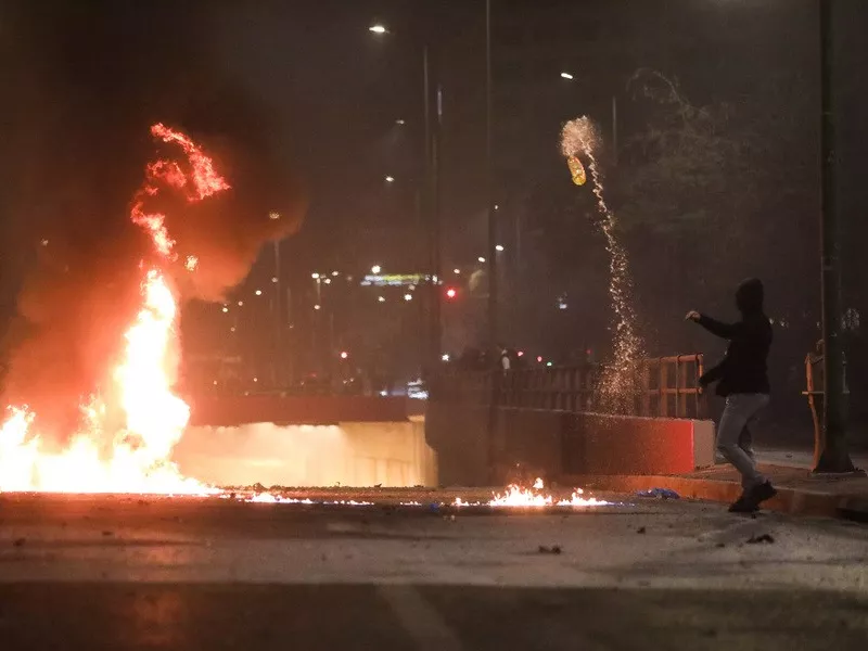 νεος κοσμος ανασταση μολοτοφ