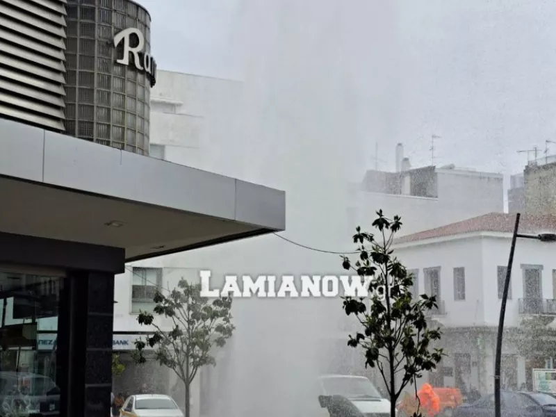 Λαμία: Φορτηγό «έπεσε» σε πυροσβεστικό κρουνό