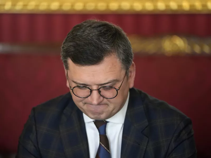Καρατομήθηκε και επίσημα ο Νμτίτρο Κουλέμπα: Εγκρίθηκε η παραίτησή του από την ουκρανική Βουλή
