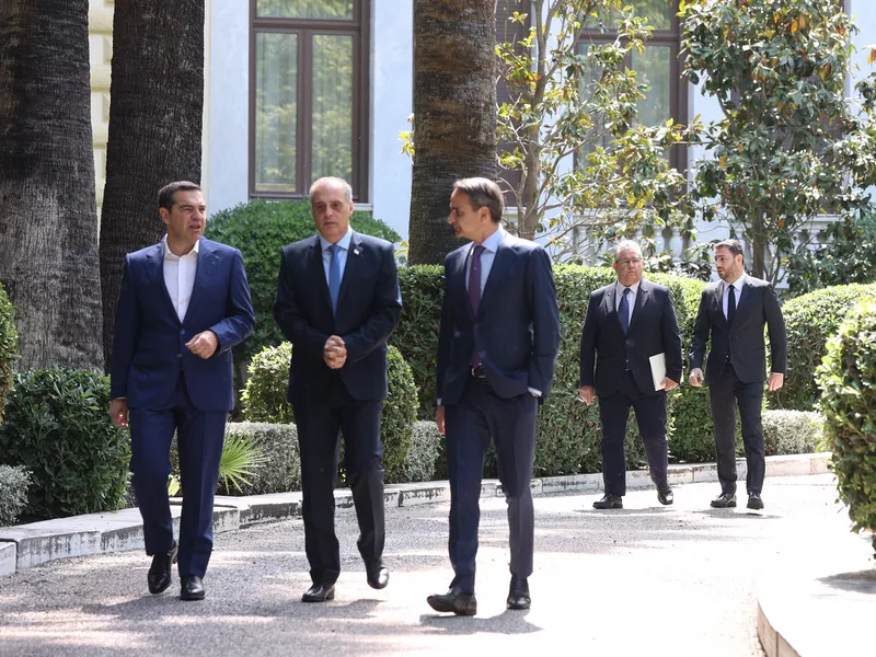 «Νοn stop» η πολιτική κόντρα για φορολογία και οικονομία