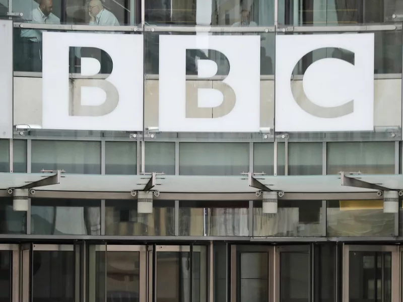 «Σάλος» στο BBC με γνωστό παρουσιαστή που φέρεται να πλήρωνε έφηβο να του στέλνει πορνογραφικές φωτογραφίες