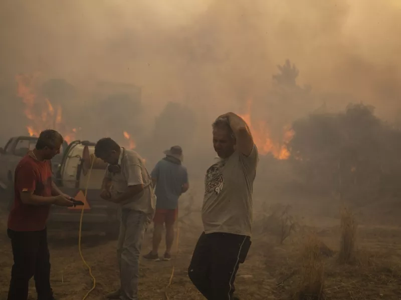 ΦΩΤΙΑ ΣΤΗ ΡΟΔΟ