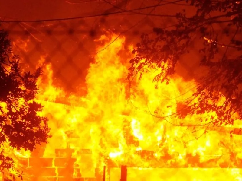 Δασική πυρκαγιά πυροδότησε νάρκες γύρω από τη φυλακή Εβίν