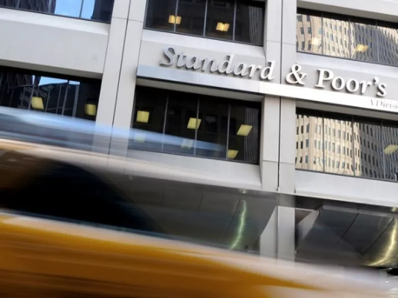 H Eλλάδα πήρε την επενδυτική βαθμίδα από Standard & Poor’s