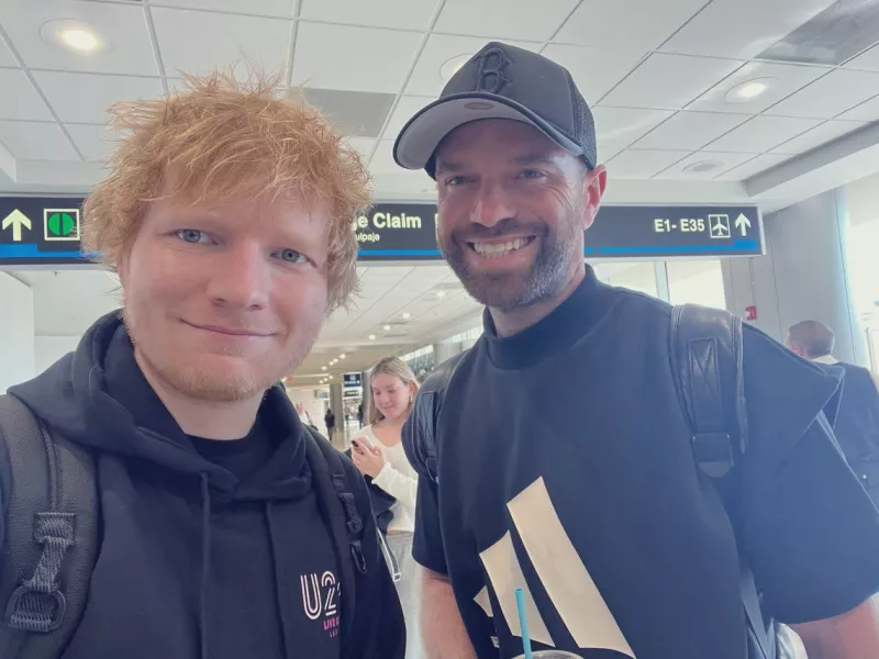 Ο Ed Sheeran με τον θαυμαστή του 